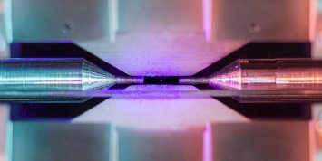 Так выглядит стронций: английские ученые сфотографировали одиночный атом в ионной ловушке