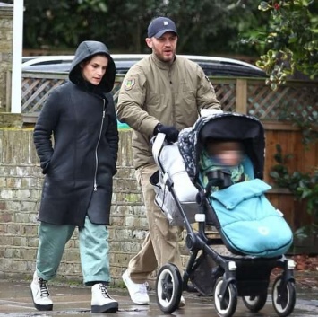 Том Харди на прогулке с женой и сыном (ФОТО)