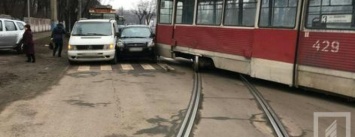 Тройное ДТП в Кривом Роге: трамвай сошел с рельс и зацепил 2 машины (ФОТО)
