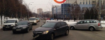 Масштабное ДТП в Киеве: столкнулись 4 машины (ФОТО)