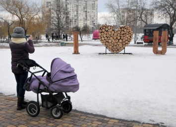 На Левом берегу в Киеве установлена гигантская валентинка из бревен