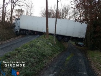 Во Франции фура перекрыла две дороги, зависнув над одной из них (фото)