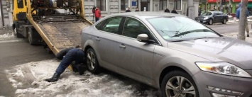 В Мариуполе общественники "сдают" полиции автомобили, припаркованные с нарушениями (ФОТО+ВИДЕО)