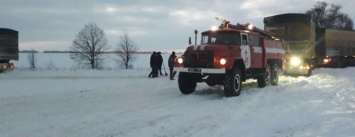 Спасатели Бердянска вызволили из снежного плена два автомобиля