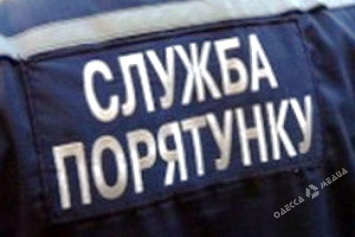 В Одесской области спасатели доставали застрявшие в грязи фуры и КаМаЗ