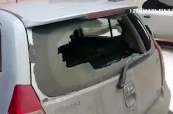 В Киеве мужчина из-за мэра Одессы порубил топором 15 авто возле суда. видео