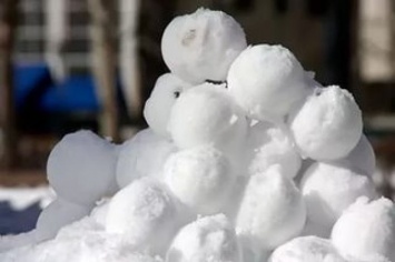 Природа играет. Снег может самостоятельно скатываться в снежки и "сражаться": уникальное явление произошло в США (ВИДЕО)