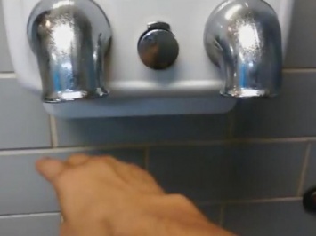 После использования сушилок руки становятся еще грязнее