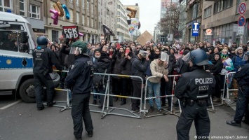 В Берлине правым популистам не дали провести "марш женщин"