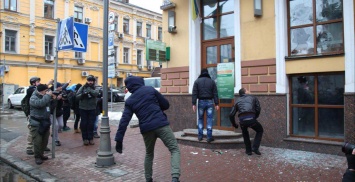 В Киеве разгромили банкомат «Сбербанка» и забросали камнями здание Россотрудничества