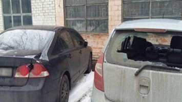 Волонтер одесского губернатора изрубил топором 13 машин у Соломенского суда