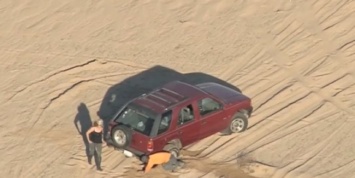 Лос-Анджелесские водители попытались объехать пробку и застряли на гигантском песчаном поле