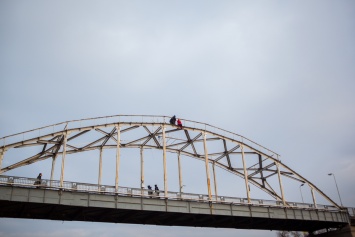 ЧП в Днепре: полицейские сняли девушку с моста