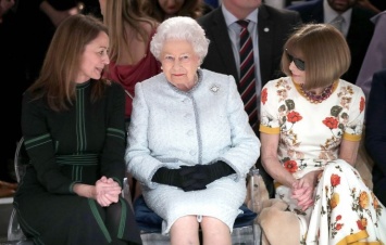 Королева Елизавета II посетила модный показ в Лондоне (ФОТО)