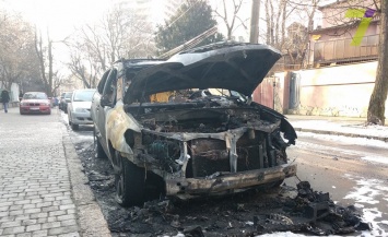 Одесса: у парка Шевченко ночью сгорел Lexus депутата