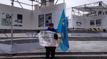 Крымский татарин вышел на Майдан с требованием автономии в Украине для ее коренного народа и встречи с президентом