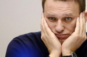 В Москве на ступеньках больницы повязали Навального