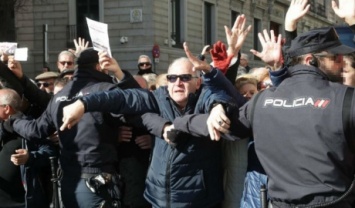 В Испании тысячи разъяренных пенсионеров заблокировали вход в парламент