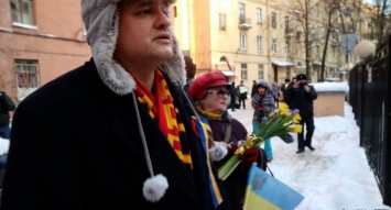 Россияне в Санкт-Петербурге развернули флаг Украины и осудили Путина