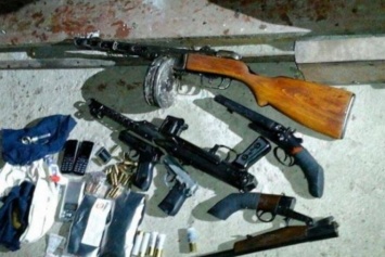 В Черновцах полицейские изъяли наркотики на миллион гривен и арсенал оружия