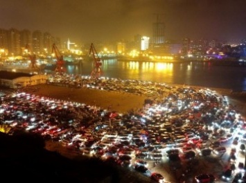 На юге Китая образовалась у переправы пробка из 10 тысяч автомобилей (фото)