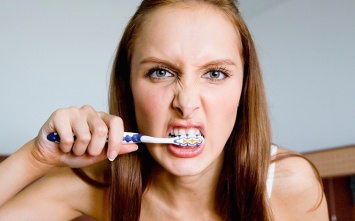 10 худших вещей, которые ты делаешь со своими зубами