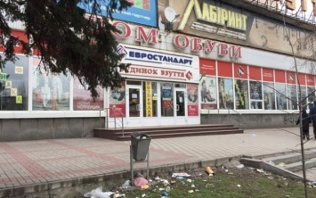 Фотофакт: В Запорожье бульвар Центральный утопает в мусоре