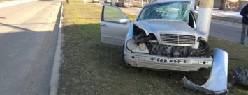 В Каменском автомобиль из Польши врезался в столб