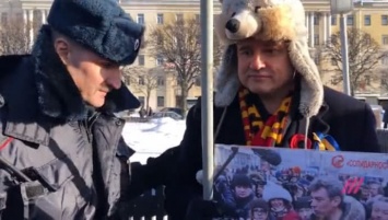 В Петербурге задержали активиста с флагом Украины