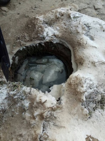 Открытый люк: 8-летний мальчик на Одесщине искупался в ледяной воде по шею