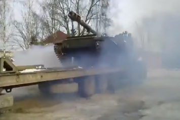 "Сглазили": появилось видео, как российские военные уронили САУ с транспортера