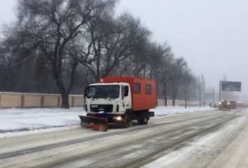 110 единиц спецтехники ликвидируют последствия снегопада в Одессе. Фото. Видео