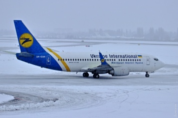 Снегопад в одесском аэропорту: полосу чистят, но приземляются не все