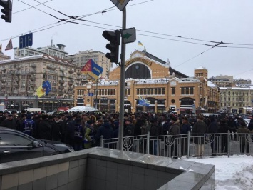 Киев: ветераны перекрыли движение в центре, под Радой столкновения митингующих и полиции, Есть пострадавшие
