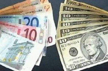 Доллар стабилен во вторник перед выступлением главы Федрезерва