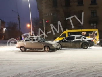 На центральном проспекте столкнулись Хонда и ВАЗ (фото)