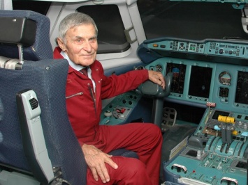 Умер легендарный летчик, поднявший в воздух крупнейший в мире турбовинтовой самолет