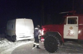 Спасатели всю ночь вытаскивали из заносов автомобили и автобусы (фото)