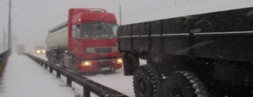 Как кременчугские спасатели грузовики из сугробов вытаскивали (ФОТО)