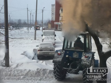 На глазах у изумленной публики. Кривой Рог убирали от снега всю ночь