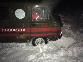 На Николаевщине в снежный плен попали три легковушки и карета скорой помощи