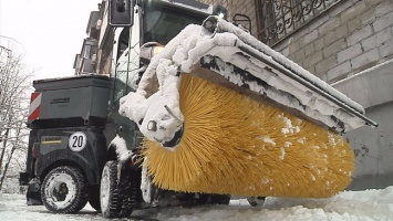 Дороги Днепра убирают 85 единиц спецтехники