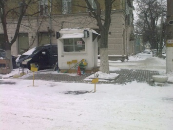 На одесских стоянках и парковках ликвидируют снежные заносы