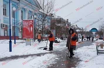 В Бердянске планируют увеличить финансирование работы дворников