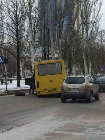 В Донецке у автобуса на ходу отвалилось колесо (фото)