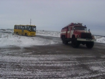 Под Новоайдаром спасателям пришлось доставать из снега школьный автобус с детьми (Фото)