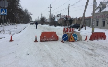 Из-за прорыва трубы перекрыто движение по ул. Ладычука