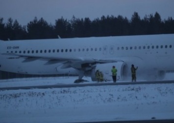 Самолет потерял часть шасси в аэропорту Таллинна при посадке (видео)