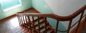 В запорожской школе ребенок упал с лестницы с третьего этажа на второй: скорая ехала 40 минут