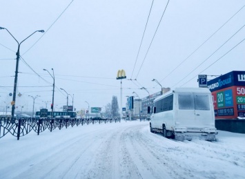 На въездах в Киев пробки, улицы столицы замело. В соцсетях советуют не выходить из дому